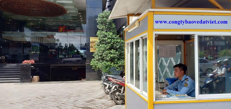 bảo vệ cổng chính tòa nhà