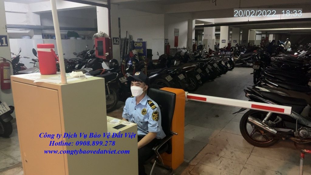 Dịch vụ bảo vệ tòa nhà đang kiểm soát xe ra vào tại khu vực hầm xe