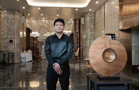 Đội ngũ bảo vệ Đất Việt trong trang phục sang trọng chuẩn bị nhận ca tại khách sạn 5 sao