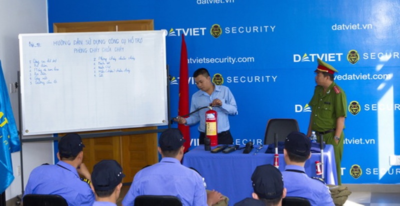 Đội ngũ nhân viên Bảo Vệ Đất Việt đang được huấn luyện PCCC
