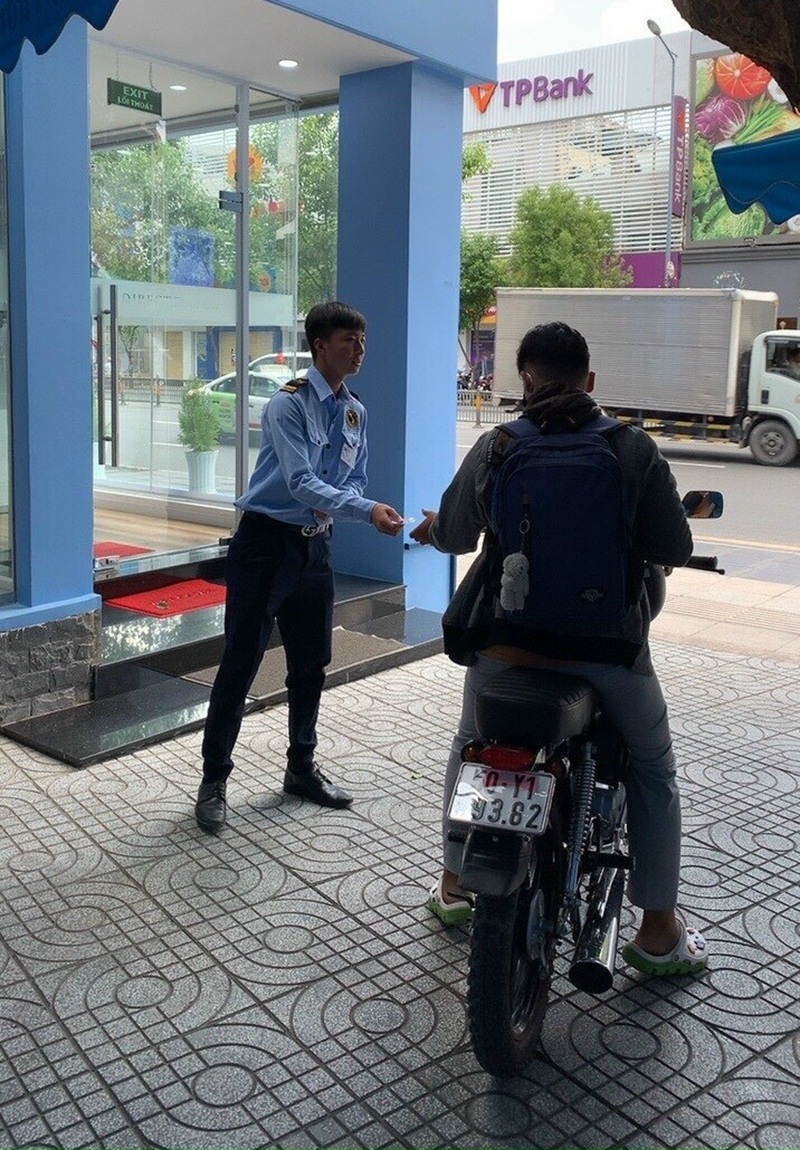 nhân viên bảo vệ kiểm soát khách ra vào khi thuê bảo vệ công ty nhân viên bảo vệ kiểm soát khách ra vào khi thuê bảo vệ công ty