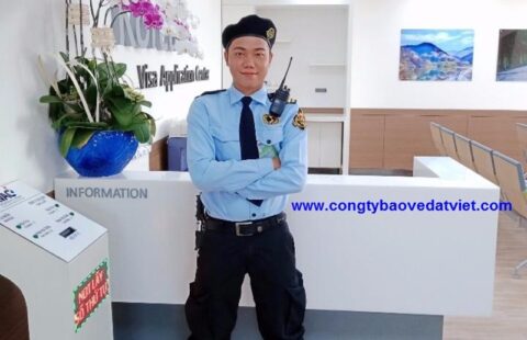 nhân viên công ty dịch vụ bảo vệ đất việt kiểm soát an ninh toàn diện