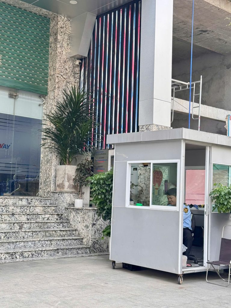 Dịch vụ bảo vệ chuyên nghiệp kiểm soát khách liên hệ, đảm bảo tình hình an ninh khu vực cổng chính tòa nhà