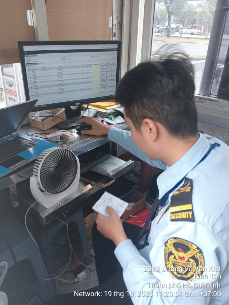 Dịch vụ bảo vệ chuyên nghiệp Đất Việt cập nhật dữ liệu kiểm soát tại Cổng chính tòa nhà